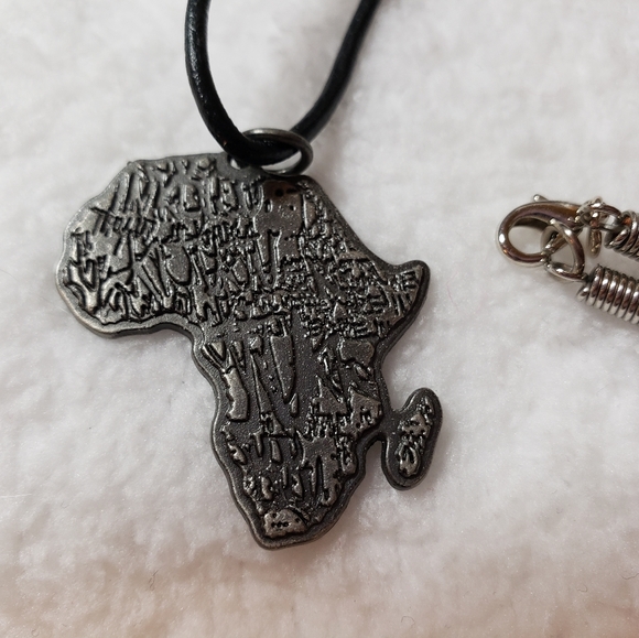 OFFICIAL RESIDENT EVIL 5 Kijuju Necklace Promo Capcom Rare - Picture 3 of 12